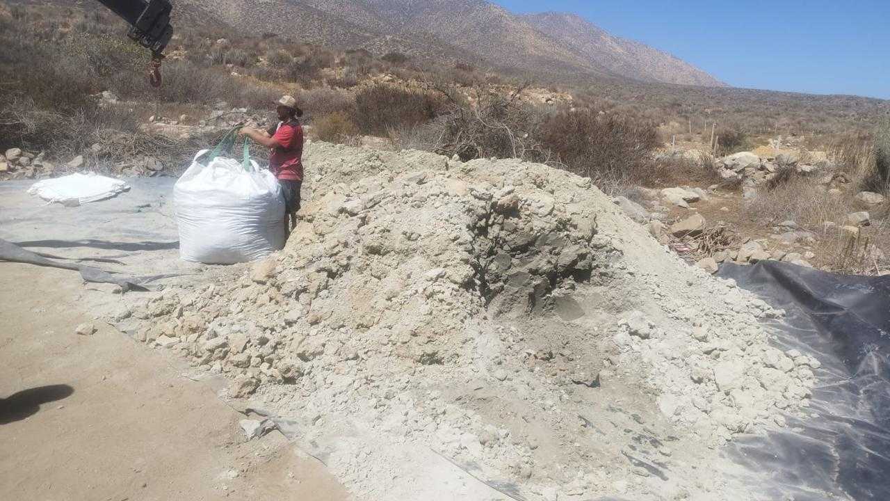 Envasado de material en terreno.